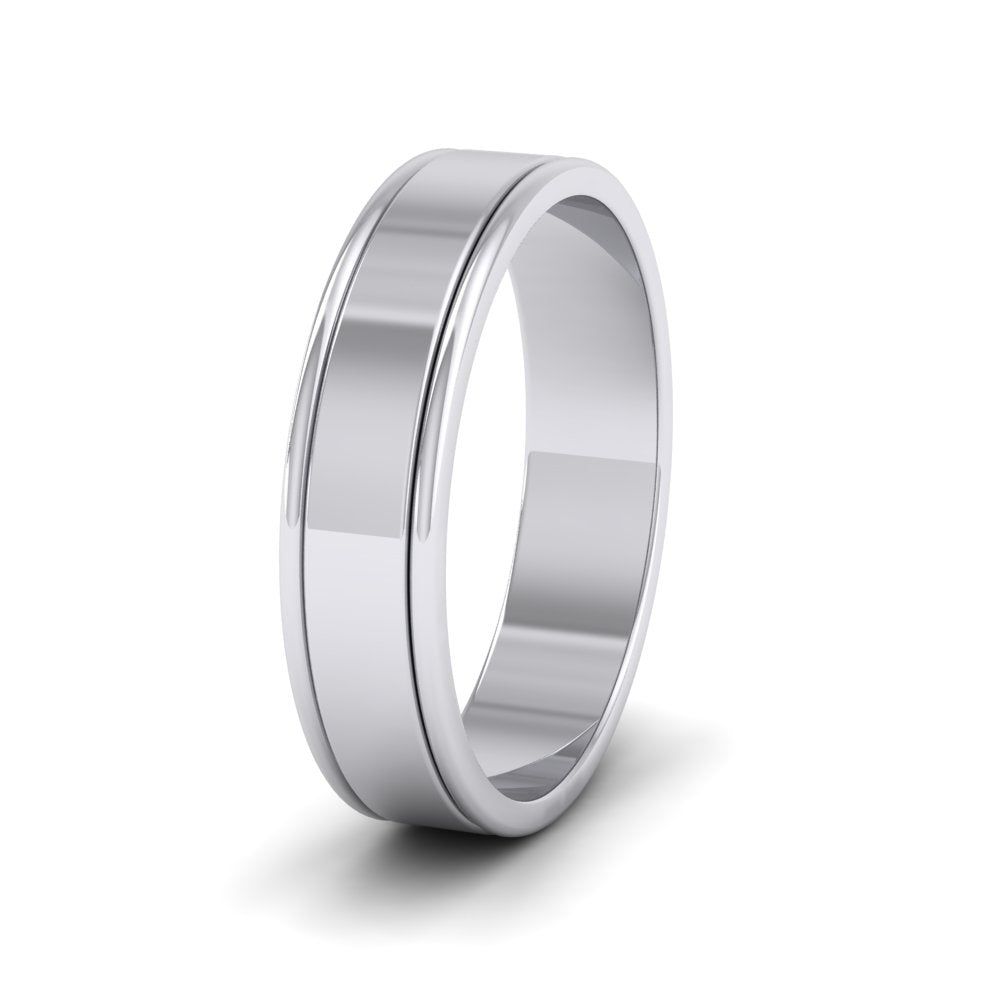 <p>18ct White Gold Rounded Edge Grooved Pattern Flat Wedding Ring.  5mm Wide </p>