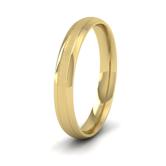 <p>18ct Yellow Gold Line Shiny And Matt Finish Wedding Ring.  3mm Wide And Court Shaped For Comfortable Fitting</p>