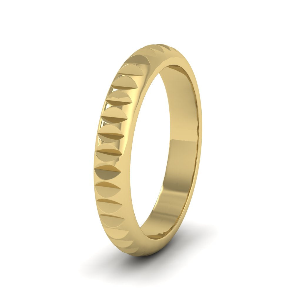 <p>18ct Yellow Gold Cut Leaf Across Pattern Wedding Ring.  3mm Wide </p>