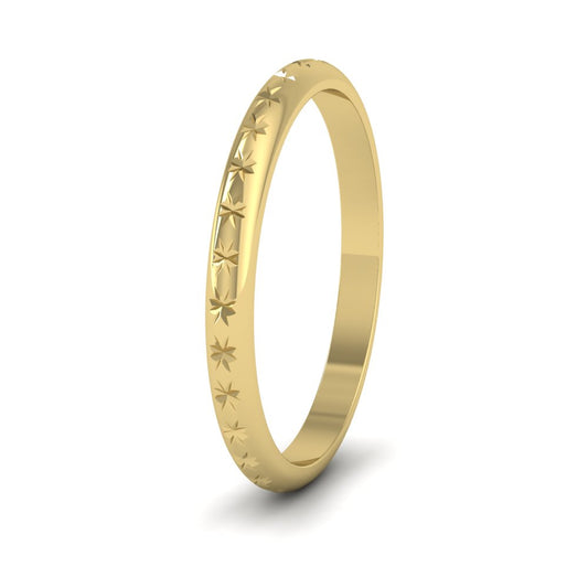 <p>18ct Yellow Gold Centre Star Pattern Wedding Ring.  2mm Wide </p>