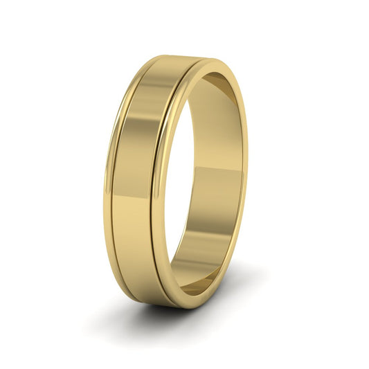<p>9ct Yellow Gold Rounded Edge Grooved Pattern Flat Wedding Ring.  5mm Wide </p>